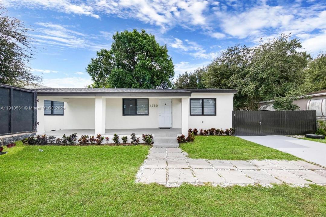 2250 NW 95th St, Miami, Флорида 33147, Соединенные Штаты