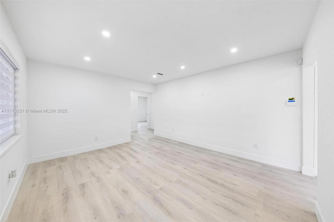 2250 NW 95th St, Miami, Флорида 33147, Соединенные Штаты