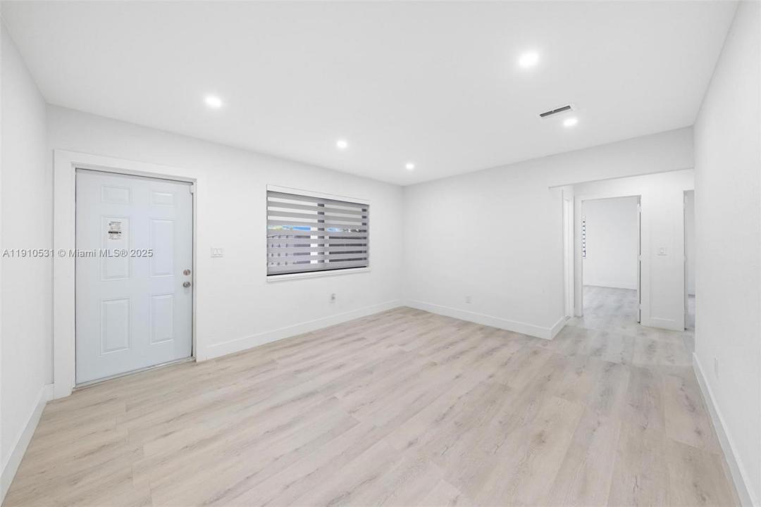 2250 NW 95th St, Miami, Флорида 33147, Соединенные Штаты