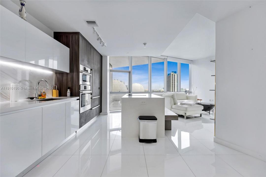 851 NE 1st Ave 1202, Miami, Florida 33132, Stati Uniti