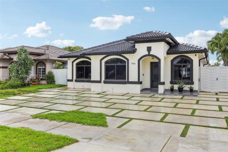 7754 NW 201st Ter, Hialeah, Florida 33015, USA