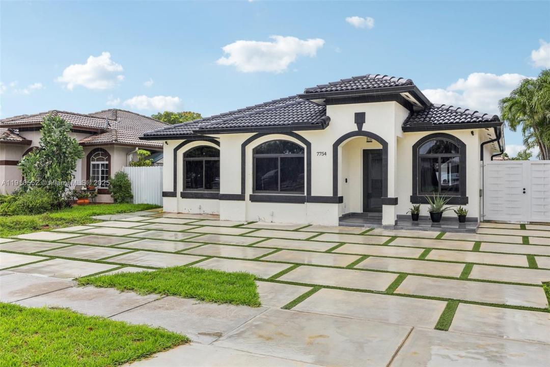 7754 NW 201st Ter, Hialeah, Florida 33015