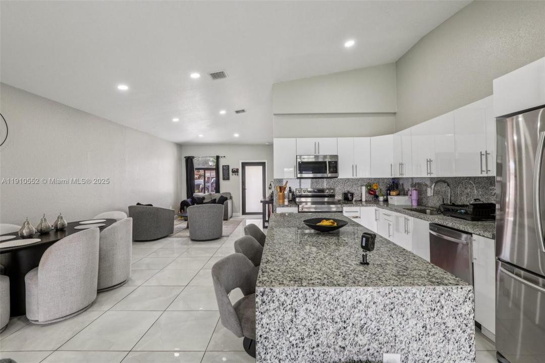 7754 NW 201st Ter, Hialeah, Florida 33015