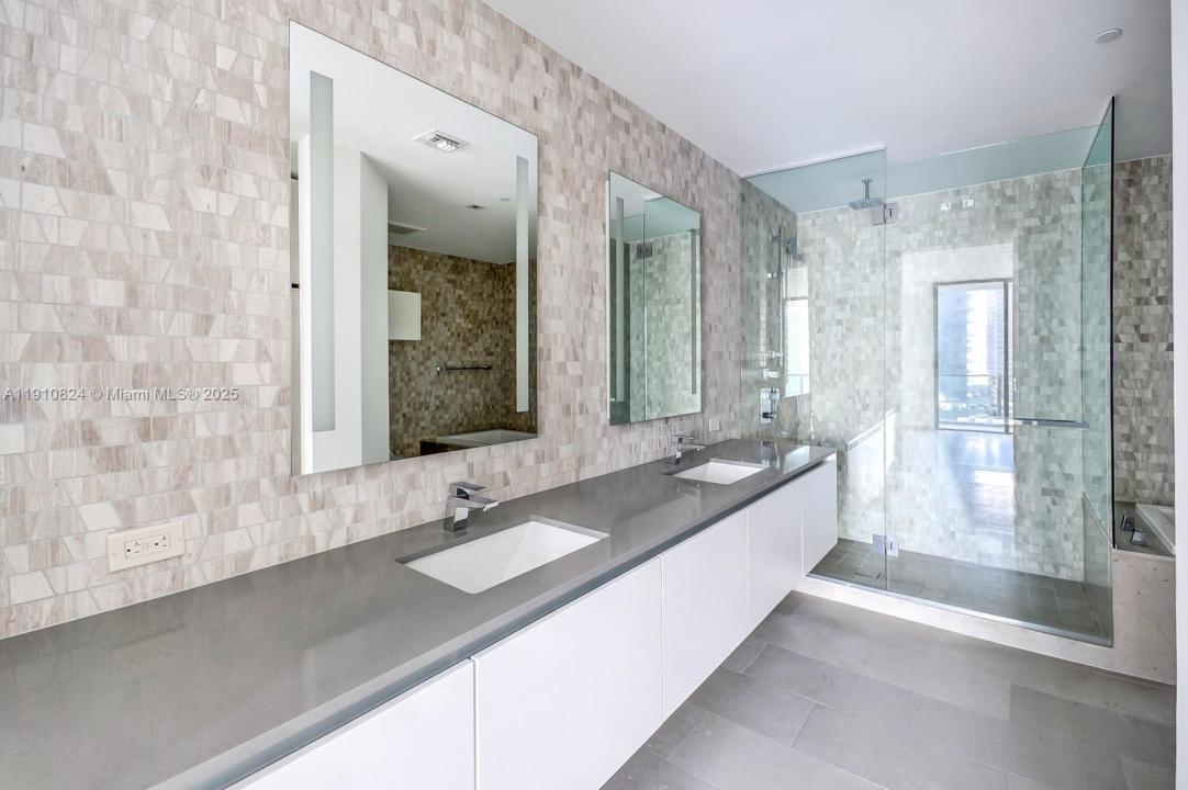 88 SW 7th St 1503, Miami, Florida 33130