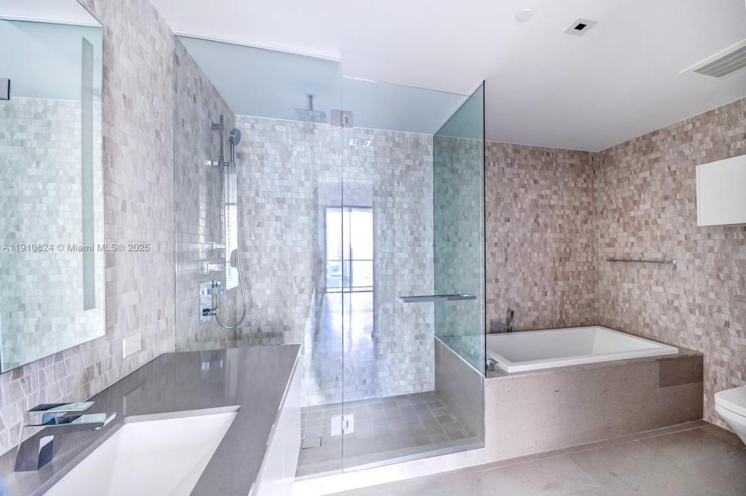 88 SW 7th St 1503, Miami, Florida 33130