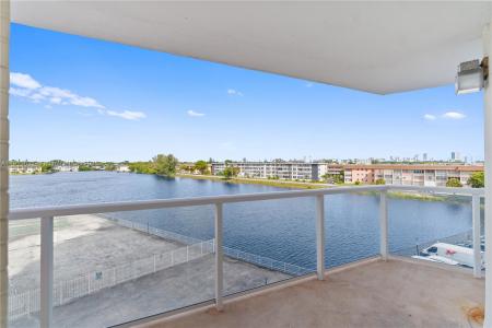 1351 NE Miami Gardens Dr 406E, Miami, Florida 33179, USA