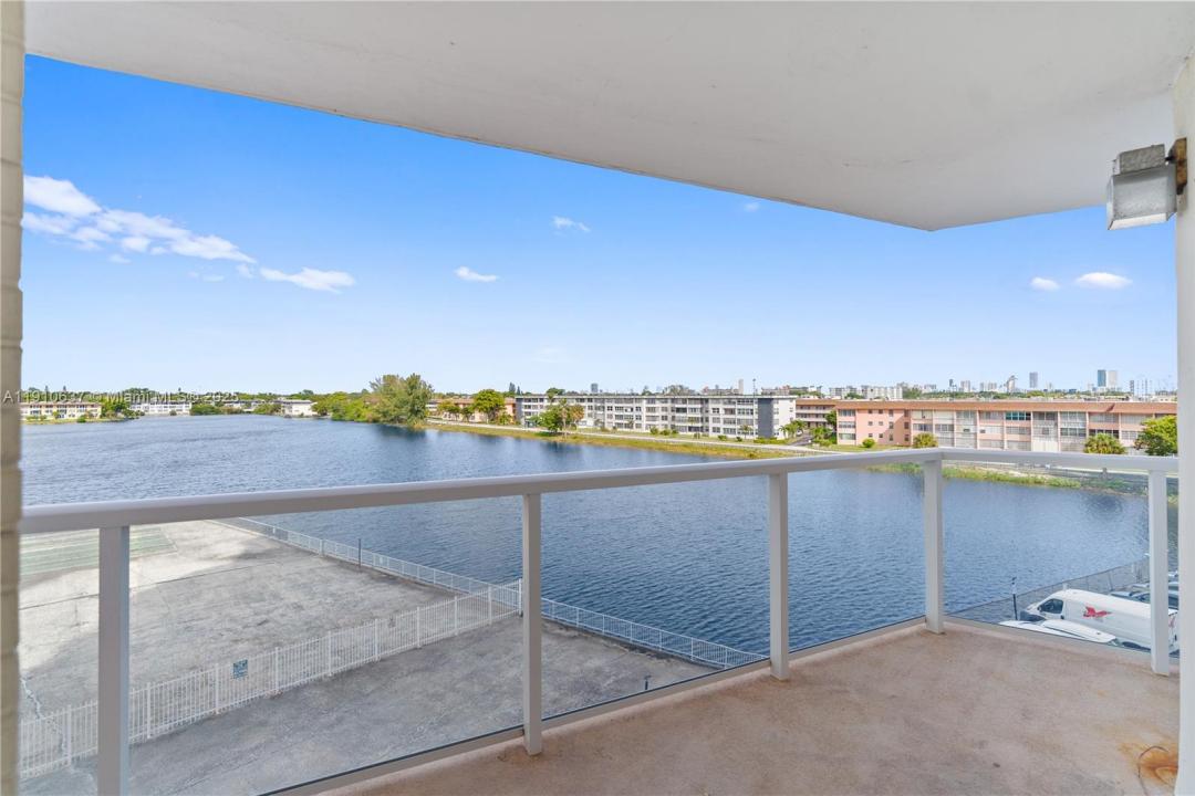 1351 NE Miami Gardens Dr 406E, Miami, Flórida 33179, Estados Unidos