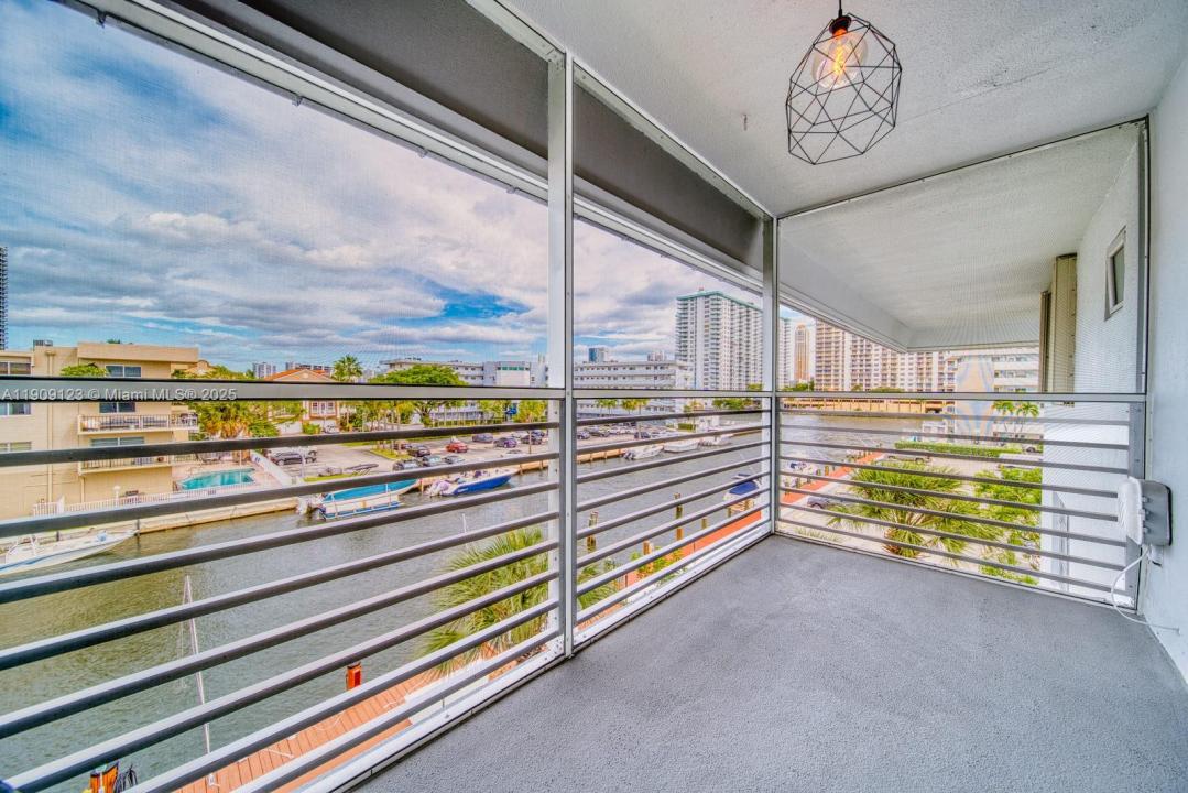 3849 NE 169th St 412, North Miami Beach, フロリダ 33160, アメリカ合衆国