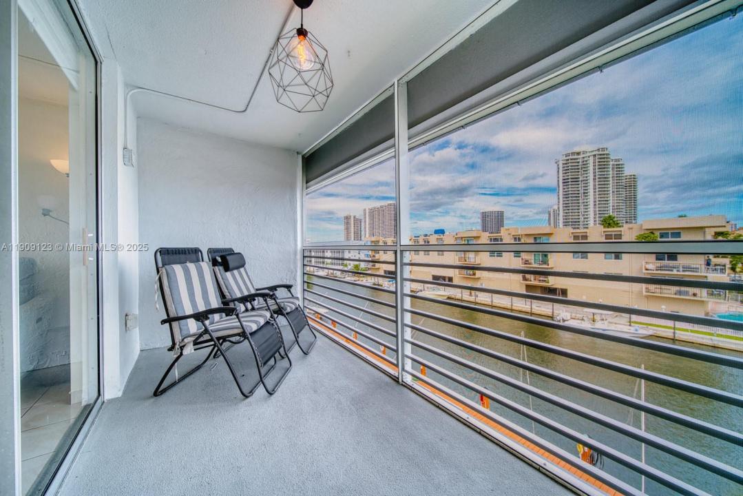 3849 NE 169th St 412, North Miami Beach, フロリダ 33160, アメリカ合衆国