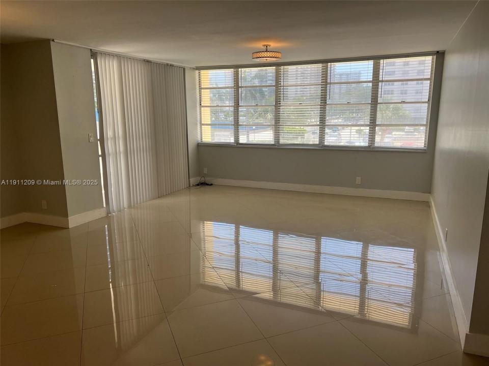 1825 S Ocean Dr 214, Hallandale Beach, Floride 33009, États-Unis