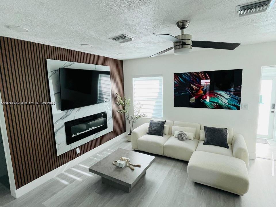 872 NW 16th Ter, Fort Lauderdale, Florida 33311, USA