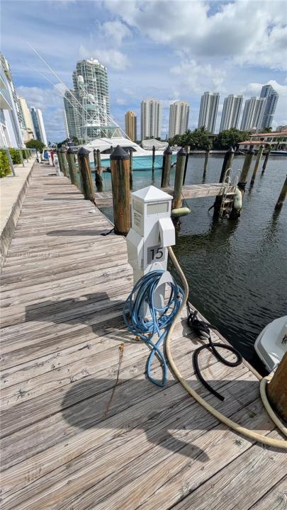 400 Sunny Isles Blvd, Sunny Isles Beach, פלורידה 33160, ארצות הברית של אמריקה