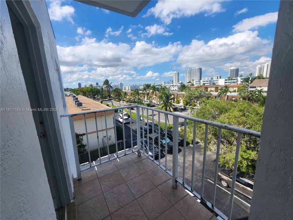 3944 NE 167th St 408, North Miami Beach, Florida 33160, Estados Unidos