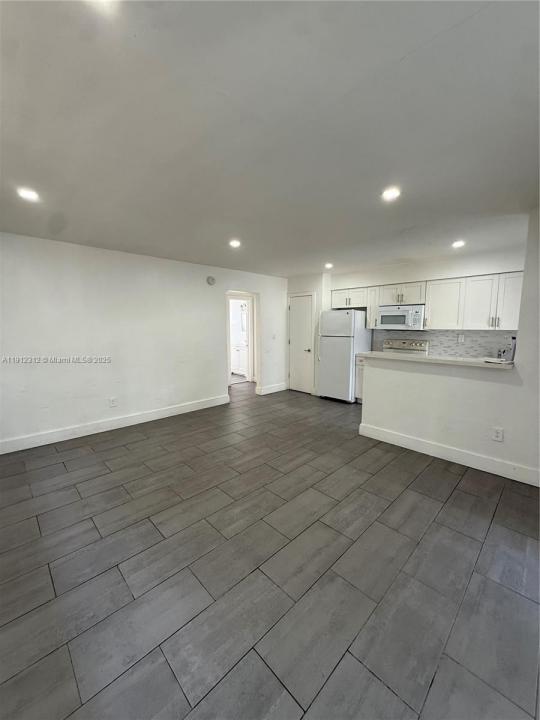 16890 NE 21st Ave 6, North Miami Beach, פלורידה 33162, ארצות הברית של אמריקה 