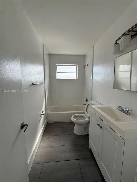 16890 NE 21st Ave 6, North Miami Beach, פלורידה 33162, ארצות הברית של אמריקה 