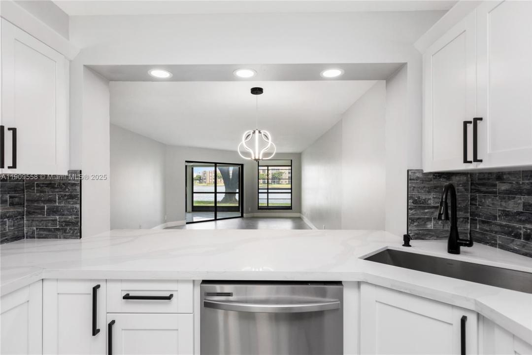 7408 Fairfax Dr 108, Tamarac, Florida 33321