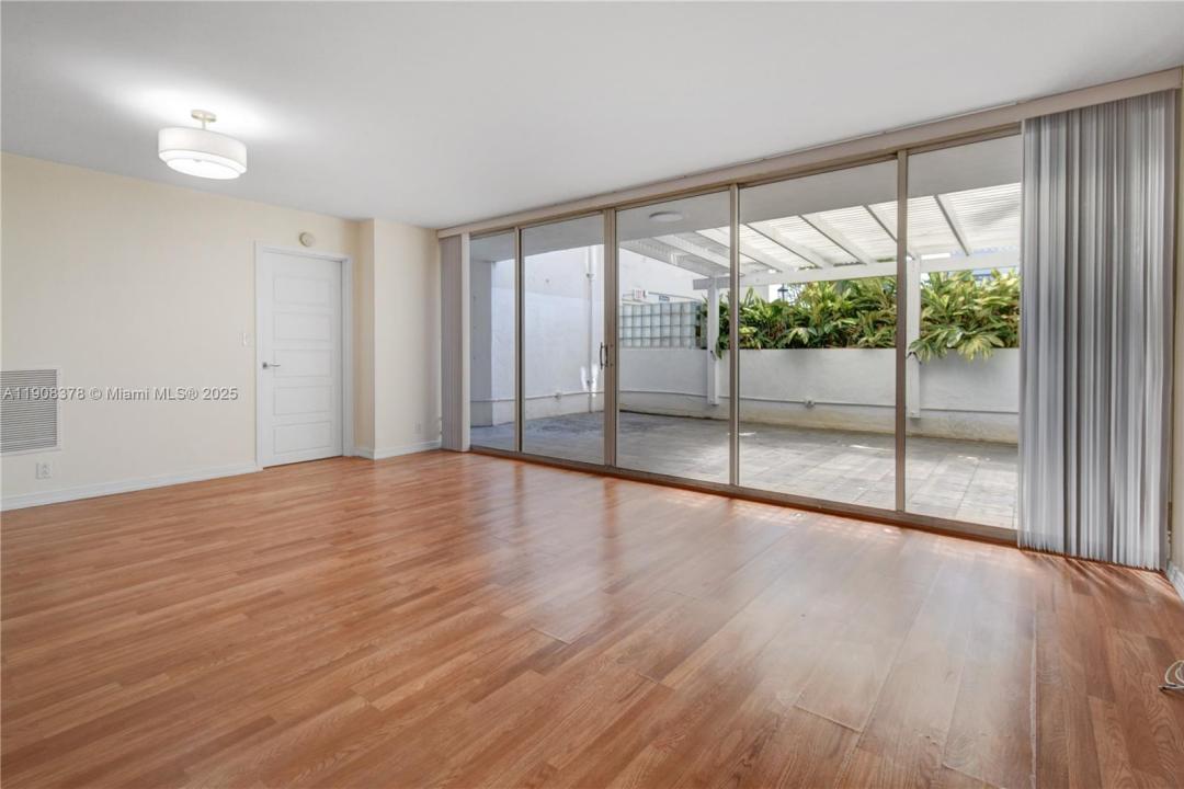 7601 E Treasure Dr 421, North Bay Village, Flórida 33141, Estados Unidos