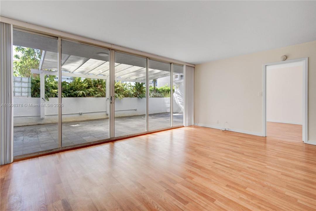 7601 E Treasure Dr 421, North Bay Village, Flórida 33141, Estados Unidos