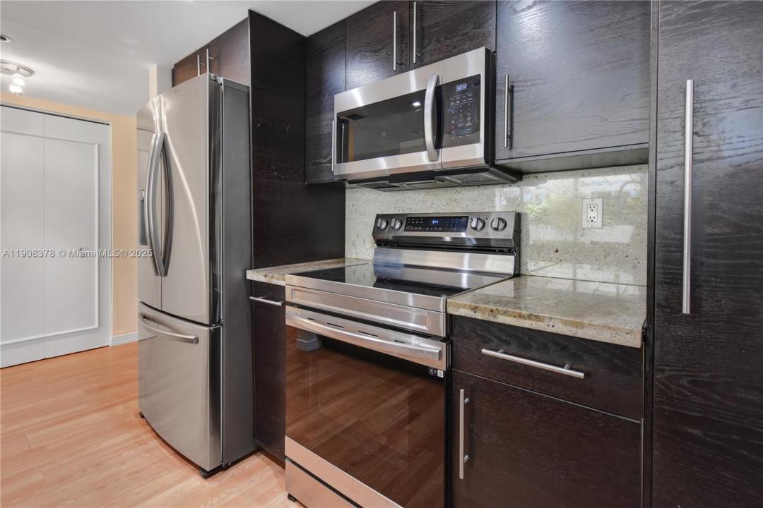 7601 E Treasure Dr 421, North Bay Village, Flórida 33141, Estados Unidos