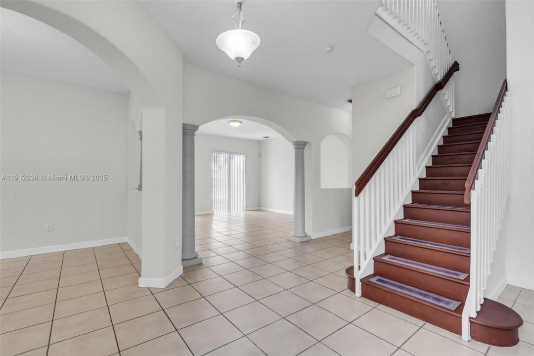 8920 NW 180th Ter, Hialeah, Florida 33018, Amerika Birleşik Devletleri