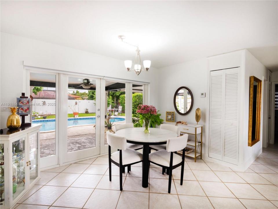 7877 W 16th Ave, Hialeah, Flórida 33014, Estados Unidos