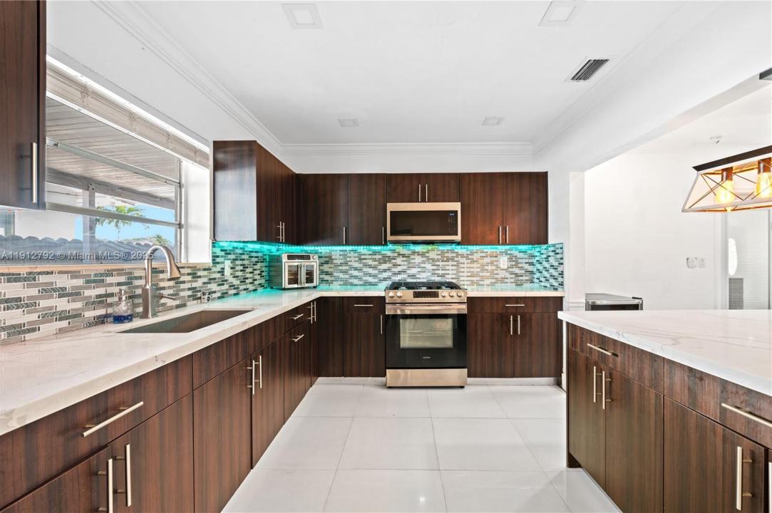 5355 W 5th Ln, Hialeah, 플로리다 33012, 미국