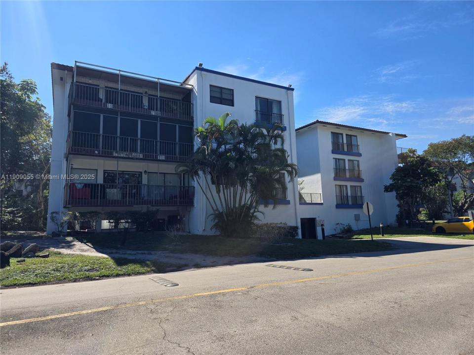 6010 S Falls Cir Dr 206, Lauderhill, Florida 33319, USA