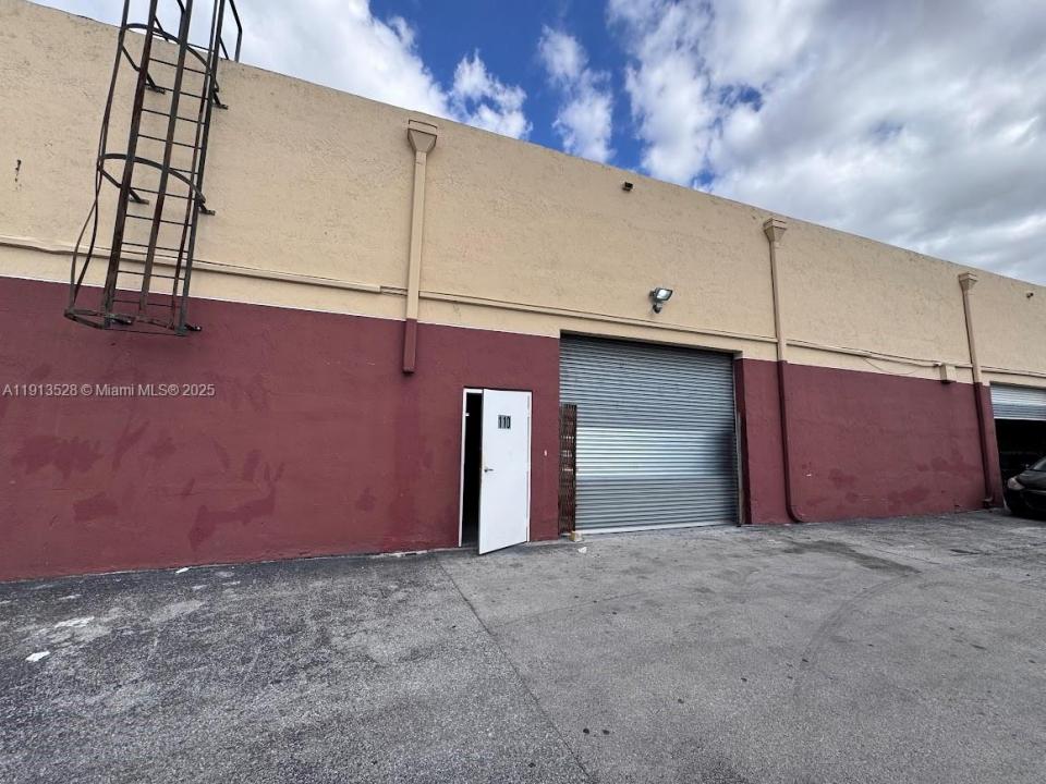 7400 NW 7th St, Miami, Florida 33126