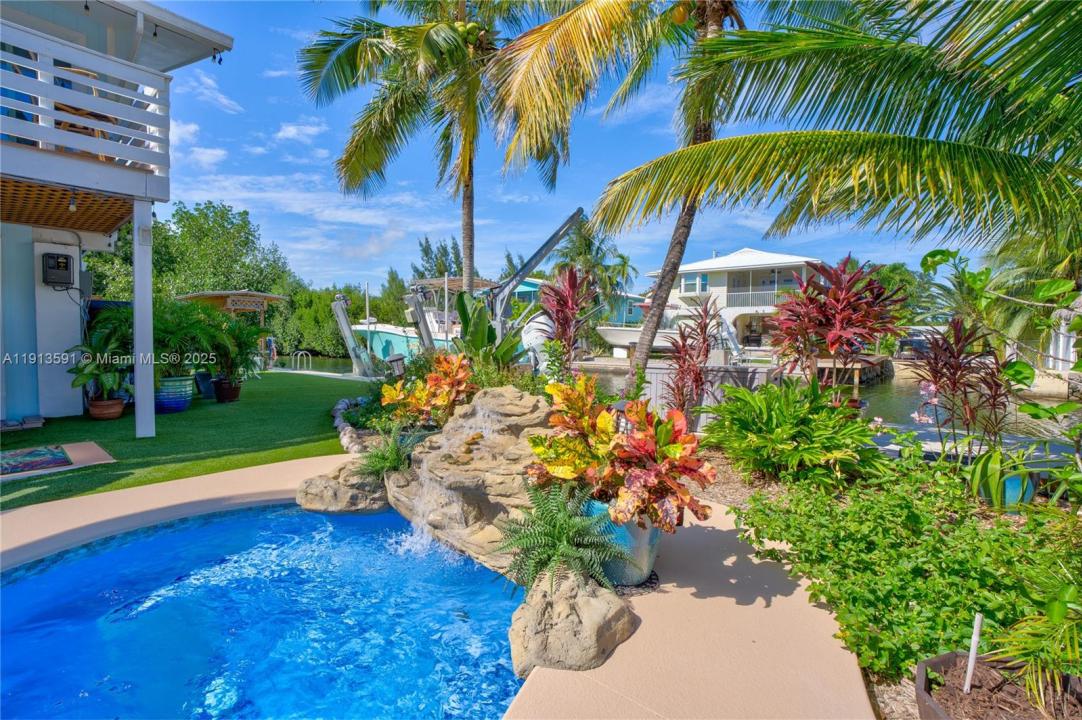 29039 Cedar Dr, Big Pine, Florida 33043