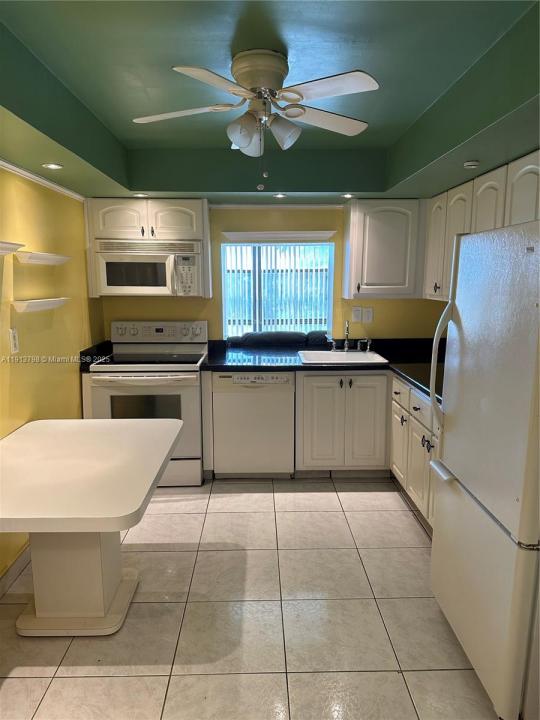 1000 NE Parkview Dr 325, Hallandale Beach, Florida 33009, HOA KỲ