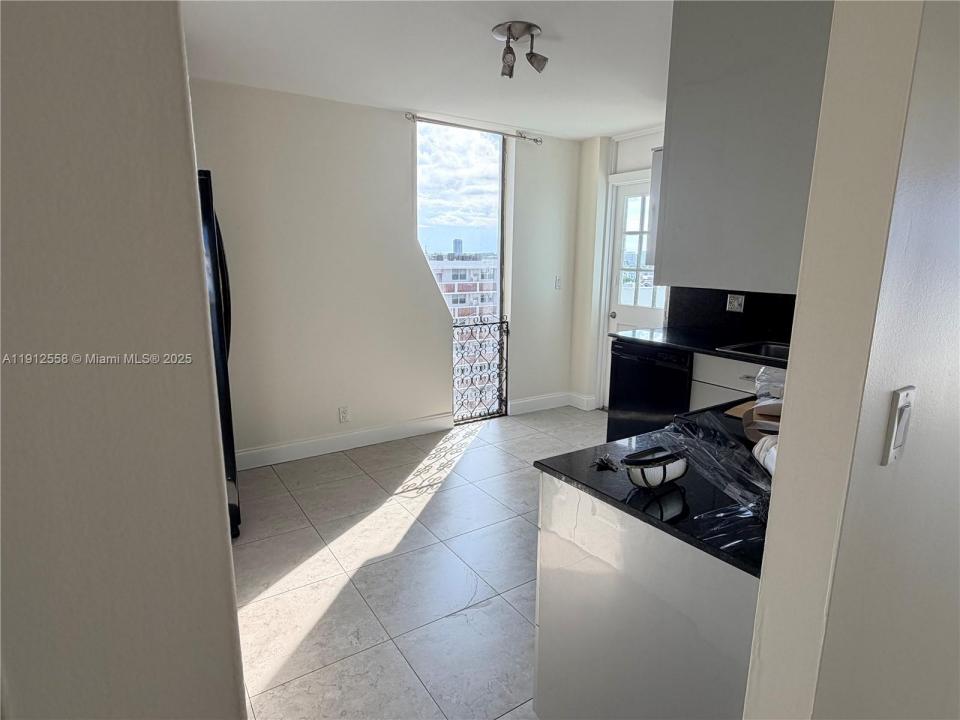 3703 NE 166th St 910, North Miami Beach, Florida 33160, Stati Uniti