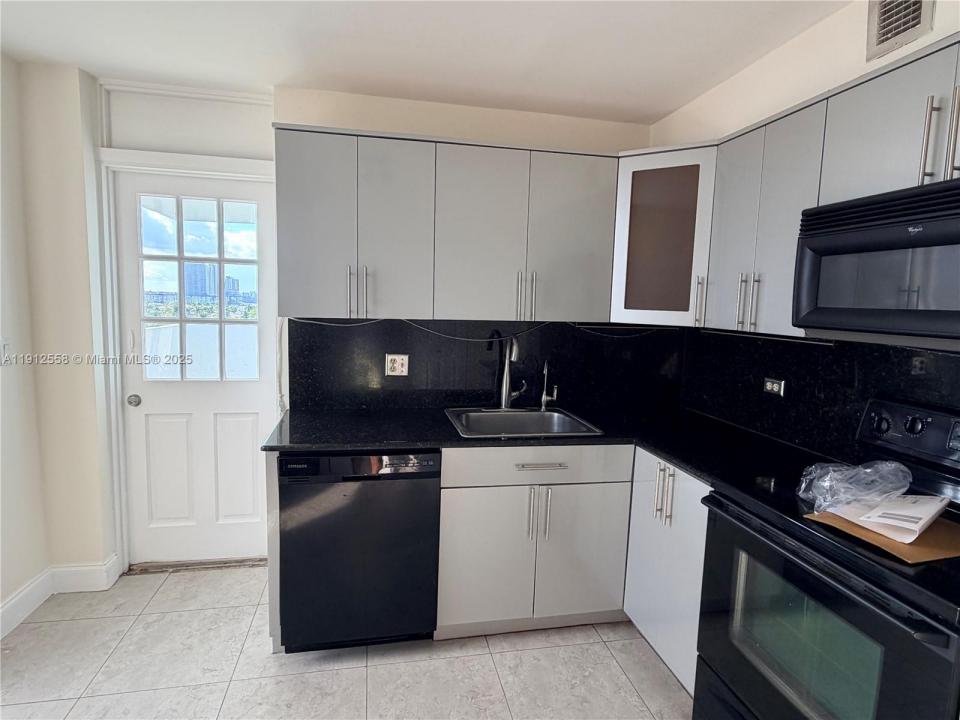 3703 NE 166th St 910, North Miami Beach, Florida 33160, Stati Uniti