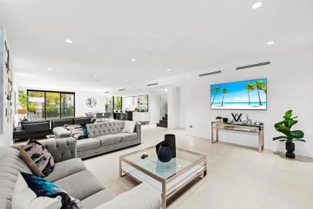 2572 NE 182nd Ter, North Miami Beach, Florida 33160, USA