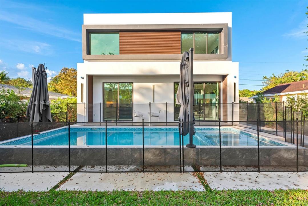 2572 NE 182nd Ter, North Miami Beach, Florida 33160, HOA KỲ