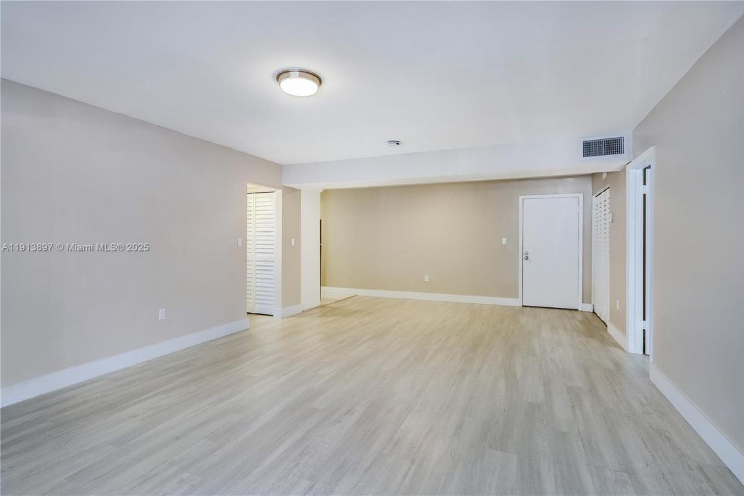 8305 SW 72nd Ave 105A, Miami, Floryda 33143, USA