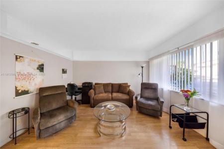 900 SW 10th Ter 8S, Hallandale Beach, Florida 33009, USA