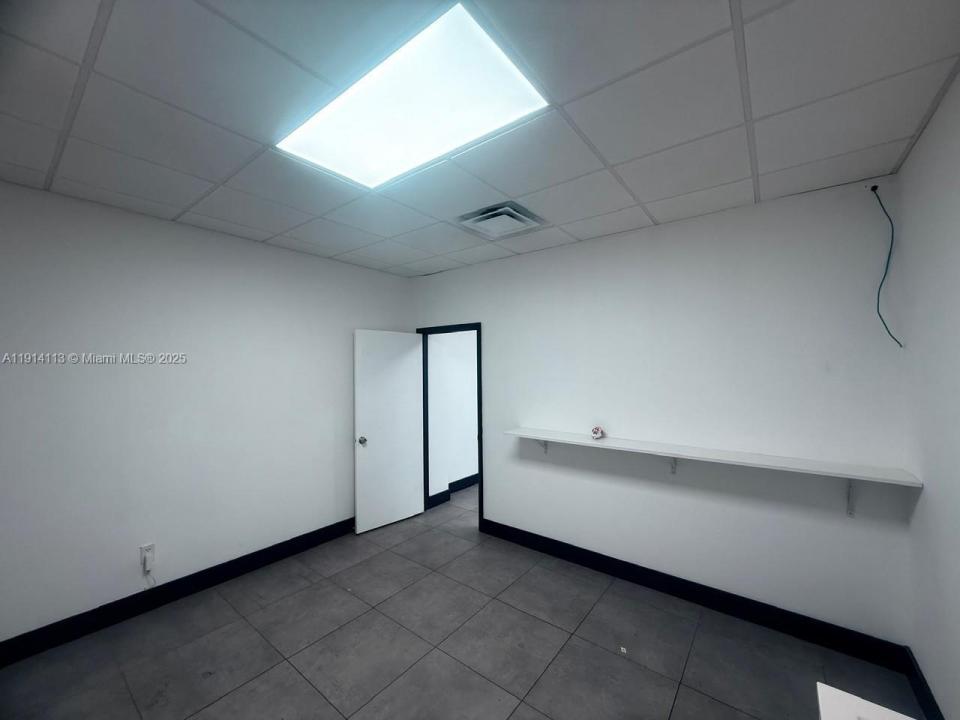 2198 - B Ali Baba Ave, Opa-Locka, Flórida 33054, Estados Unidos