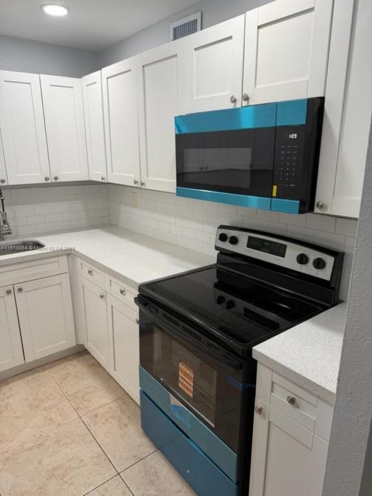 1805 W 56th St 412, Hialeah, Florida 33012, Stati Uniti