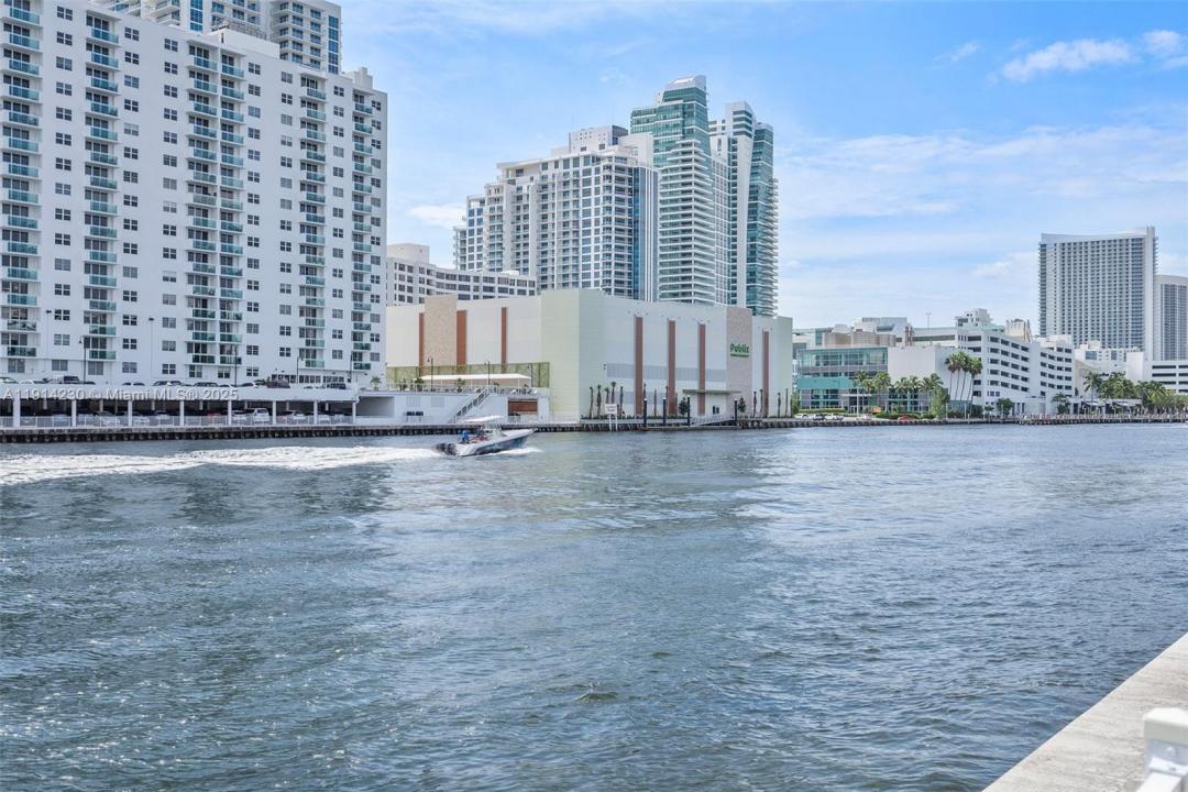 1000 Parkview Dr 220, Hallandale Beach, Florida 33009, Amerika Birleşik Devletleri