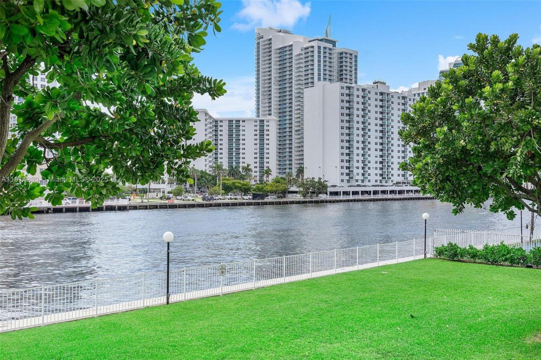 1000 Parkview Dr 220, Hallandale Beach, Florida 33009, Amerika Birleşik Devletleri