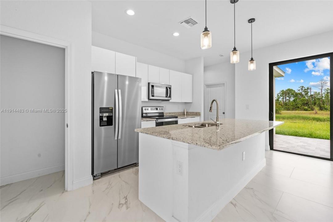 933 GLEASON ST, Lehigh Acres, פלורידה 33974, ארצות הברית של אמריקה