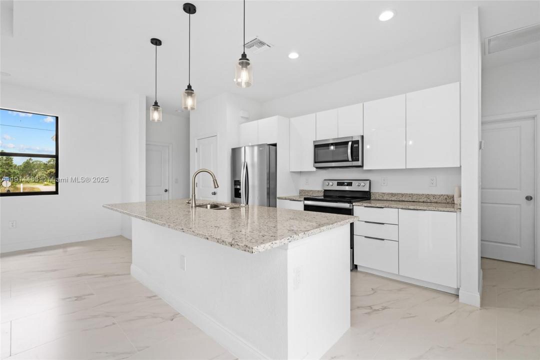 933 GLEASON ST, Lehigh Acres, פלורידה 33974, ארצות הברית של אמריקה