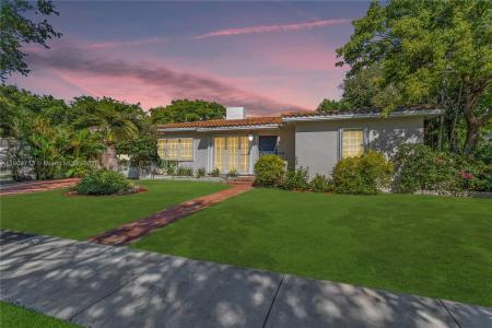 1875 Alamanda Dr, North Miami, Florida 33181, USA