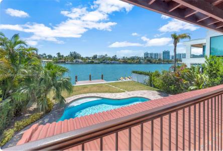 7536 W Treasure Dr, North Bay Village, Florida 33141, USA