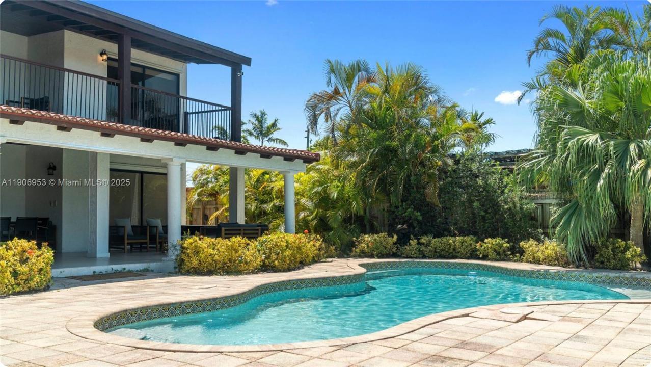 7536 W Treasure Dr, North Bay Village, Florida 33141, USA