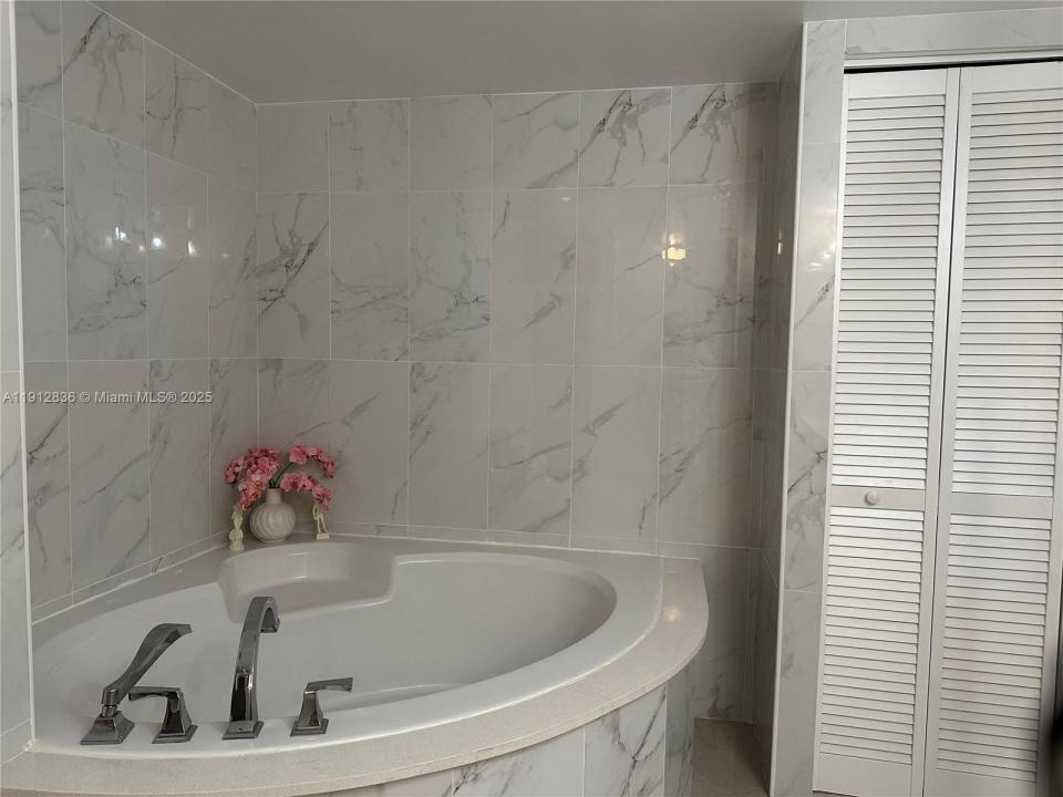 1865 S Ocean Dr 6H, Hallandale Beach, פלורידה 33009, ארצות הברית של אמריקה 