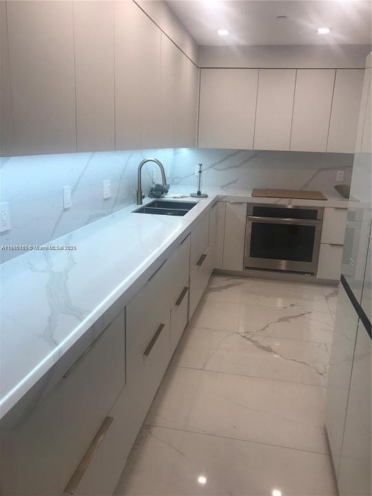 10185 Collins Ave 516, Bal Harbour, Floryda 33154, USA