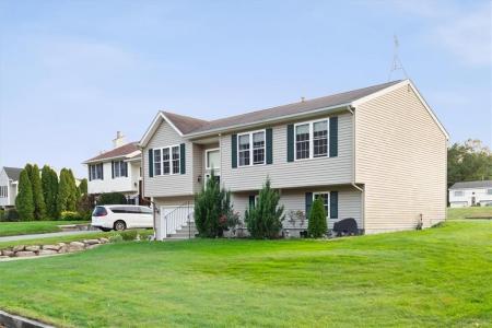 80 TOMAHAWK Trail, Cranston, Rhode Island 02921, USA