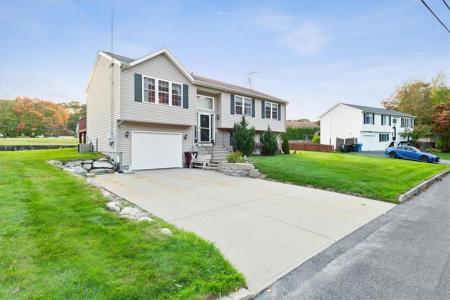 80 TOMAHAWK Trail, Cranston, Rhode Island 02921, USA