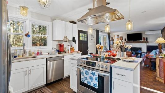 42 Ledgewood Road, South Kingstown, Rhode Island 02881, USA